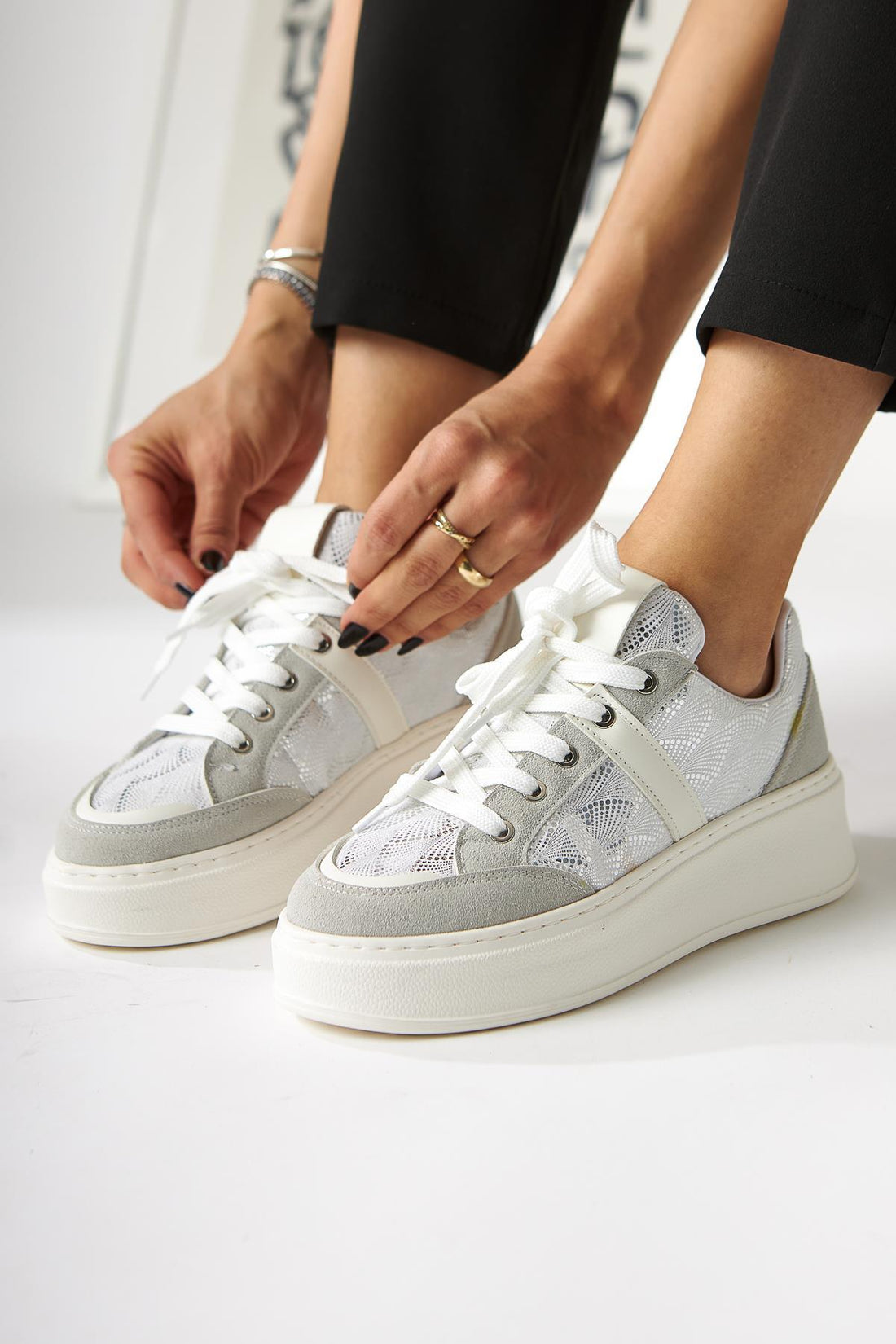 Julissa Beyaz Süet Parlak Desenli Kalın Taban Kadın Sneakers