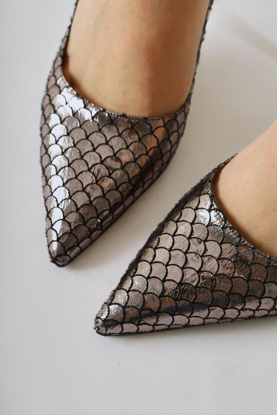 Celestine Platin Balık Pulu Dokulu Sivri Burunlu Stiletto