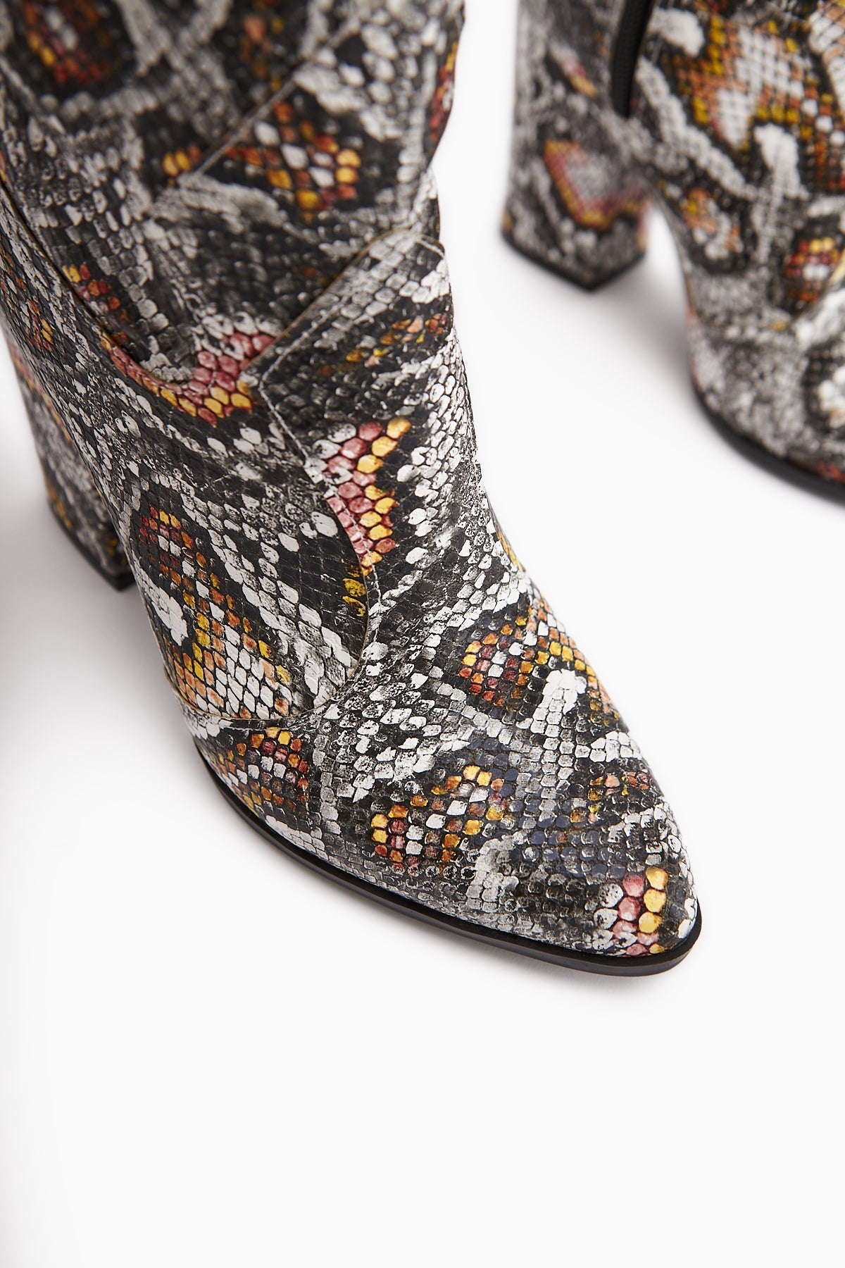 Keri Yılan Desenli Asimetrik Kesim Topuklu Kısa Çizme