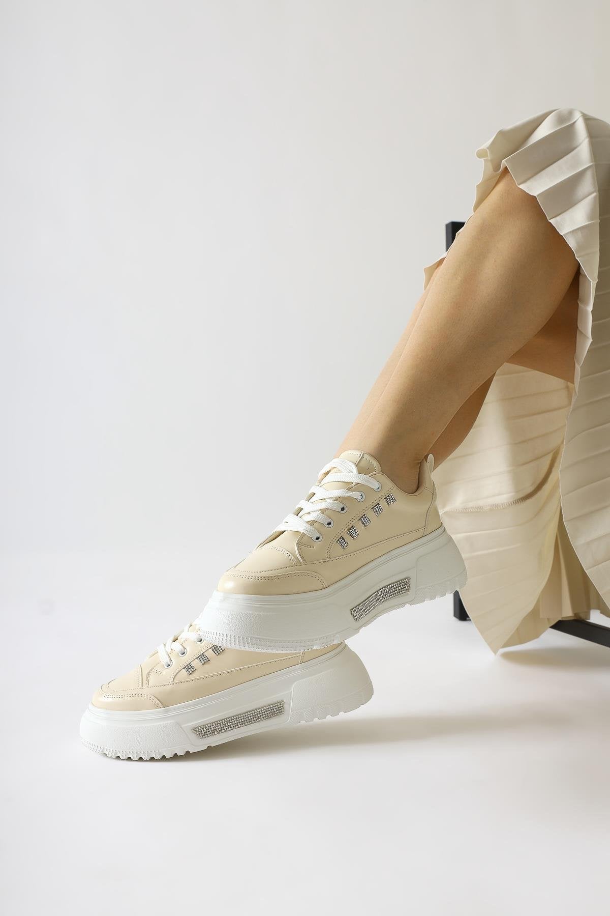 Tram Bej Kalın Tabanlı Taş Detaylı Bağcıklı Sneakers