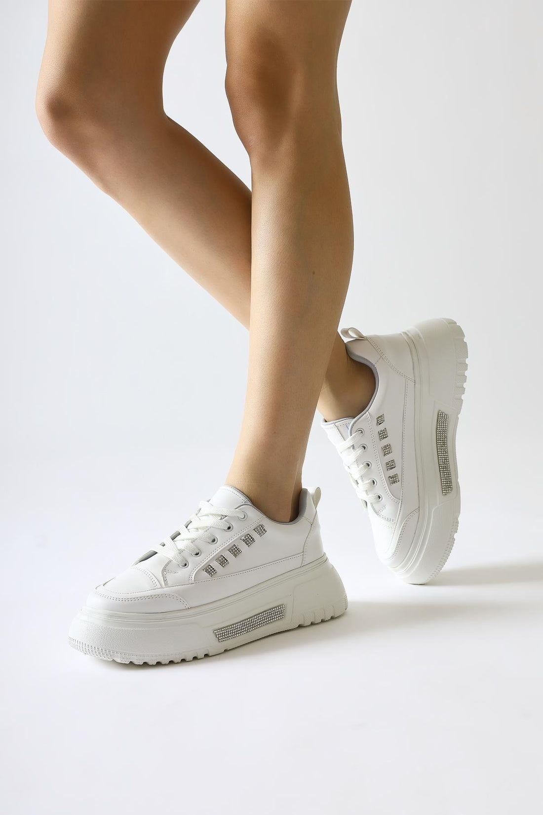Tram Beyaz Kalın Tabanlı Taş Detaylı Bağcıklı Sneakers