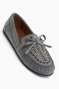 Darya Gri Süet Nakışlı Makosen Ayakkabı Kadın Loafer