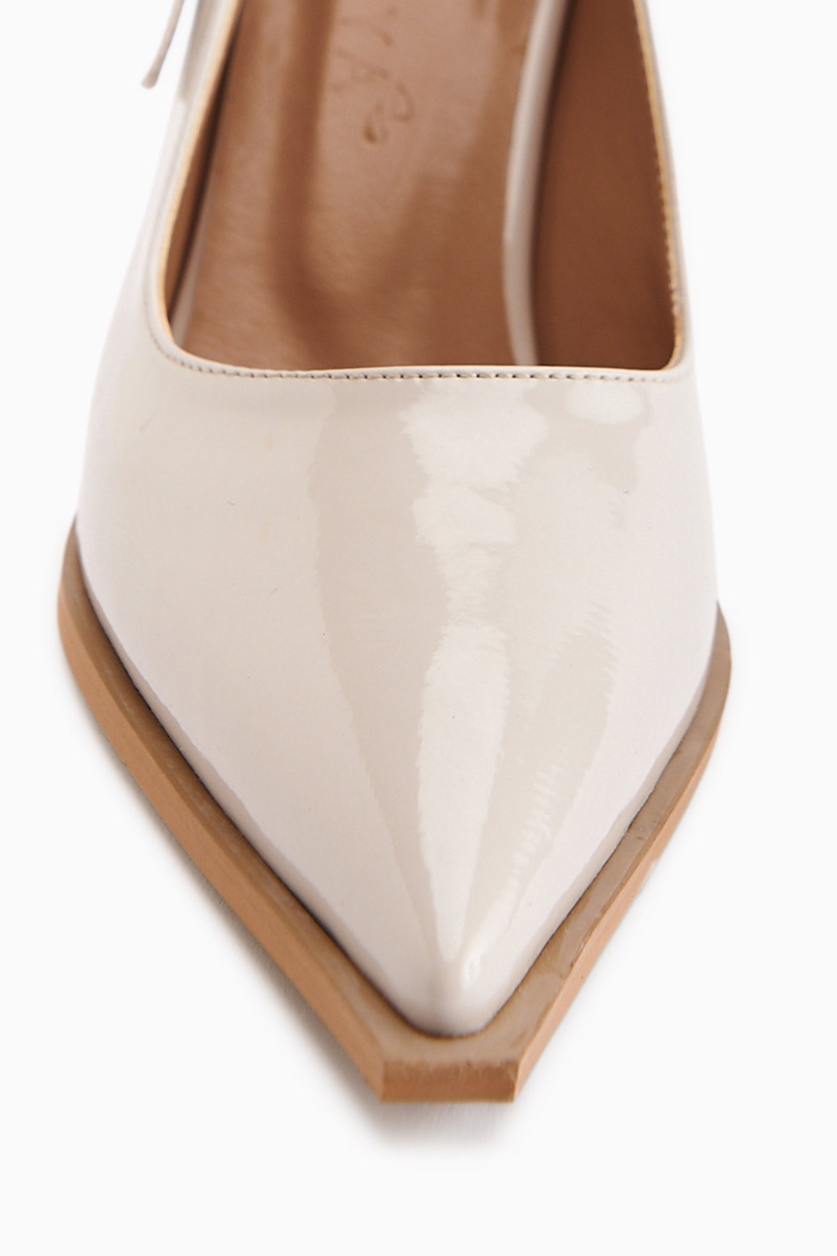Mithra Bej Rugan Sivri Burunlu Toka Detaylı Topuklu Ayakkabı
