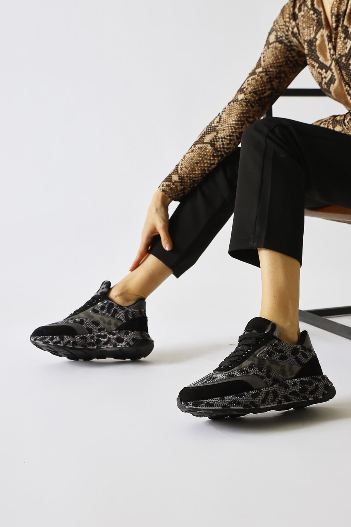 Kada Gri Leopar Desenli Taş Detaylı Sneakers
