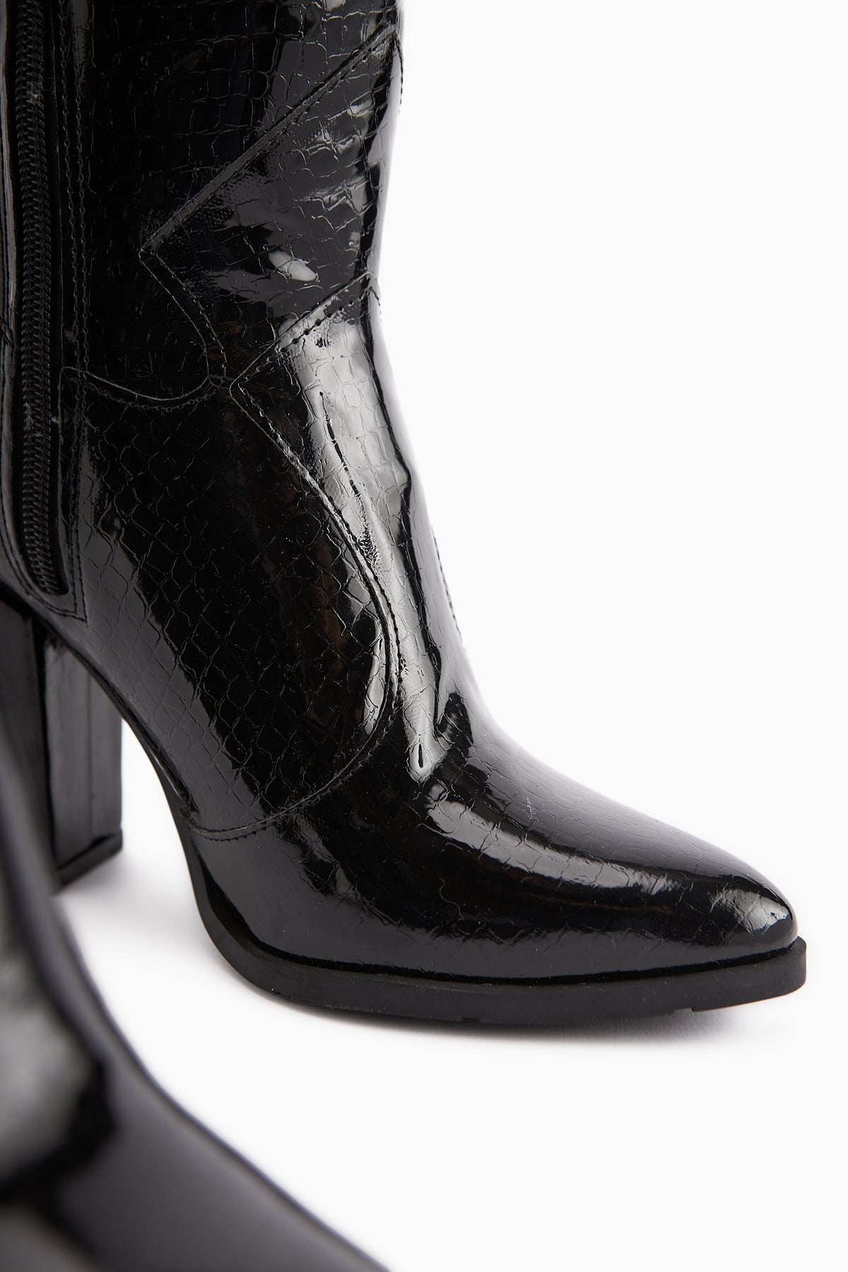 Keri Siyah Kroko Asimetrik Kesim Topuklu Kısa Çizme