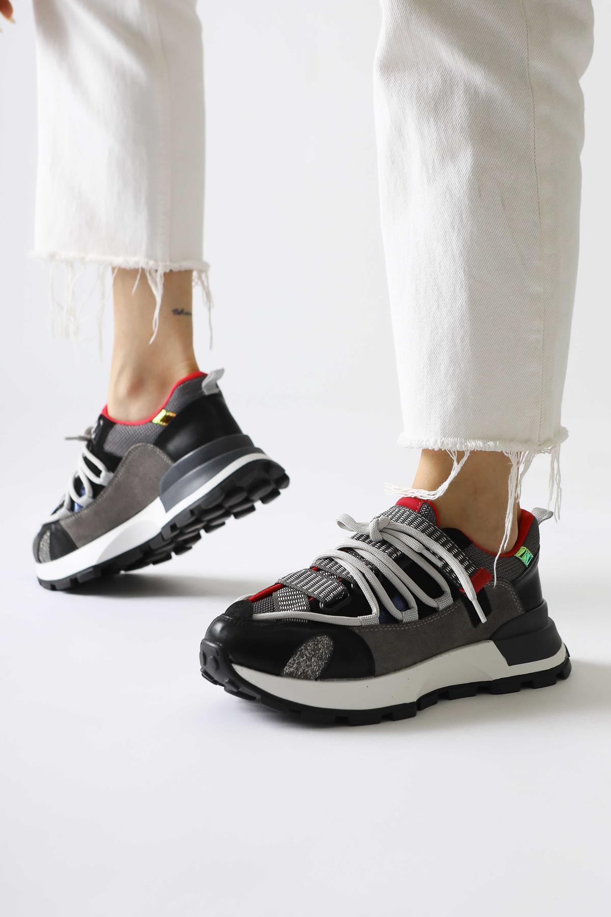 Nely Siyah Asimetrik Bağcıklı Sneakers
