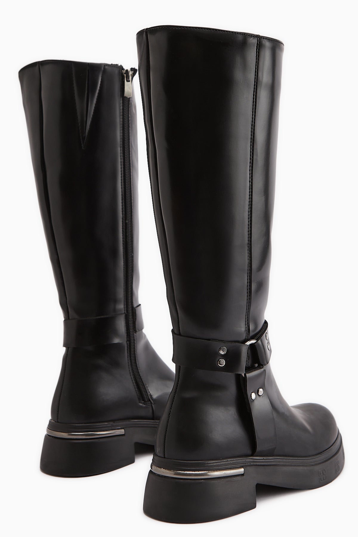 Lani Siyah Rugan Toka ve Zımba Detaylı Kalın Tabanlı Çizme