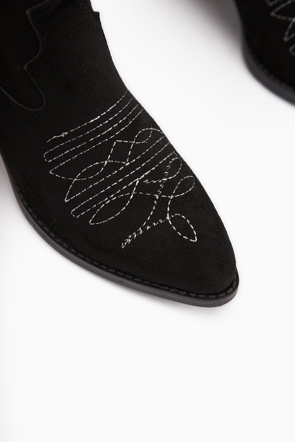 Dani Siyah Süet Nakış Detaylı Sivri Burunlu Western Çizme