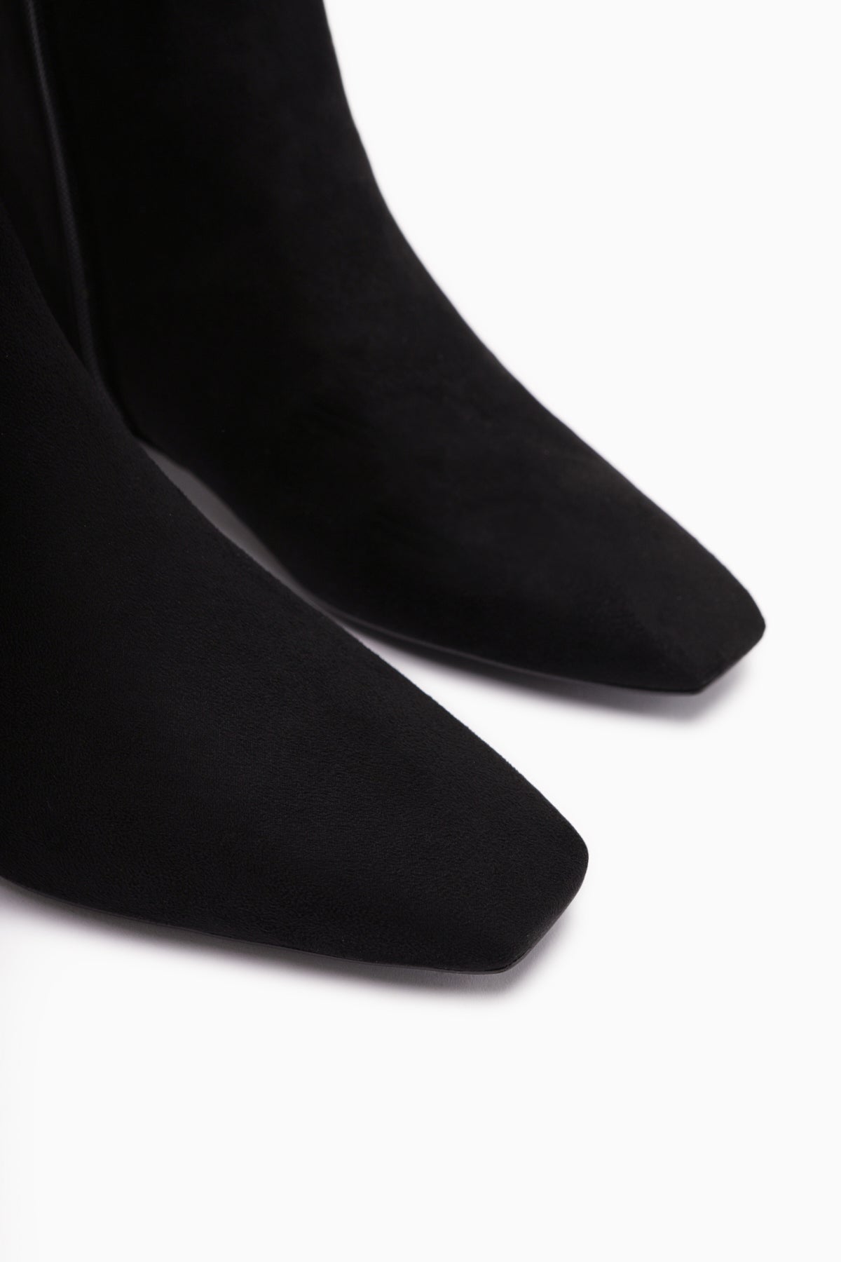 Grace Siyah Süet Kısa Topuklu Küt Burunlu Kadın Bot