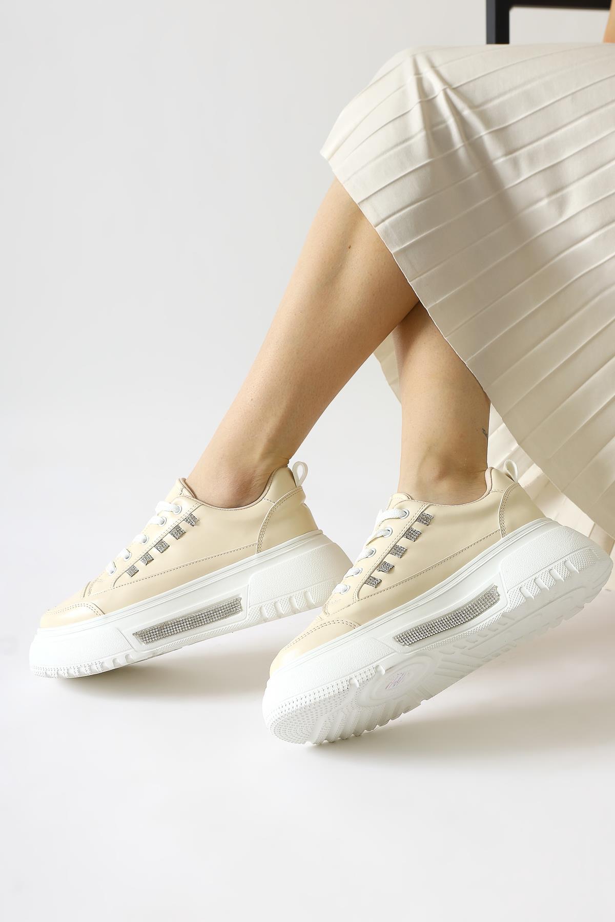 Tram Bej Kalın Tabanlı Taş Detaylı Bağcıklı Sneakers