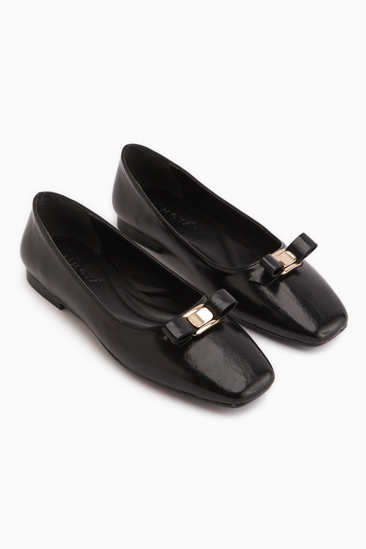 Darin Siyah Fiyonk Detaylı Küt Burun Babet