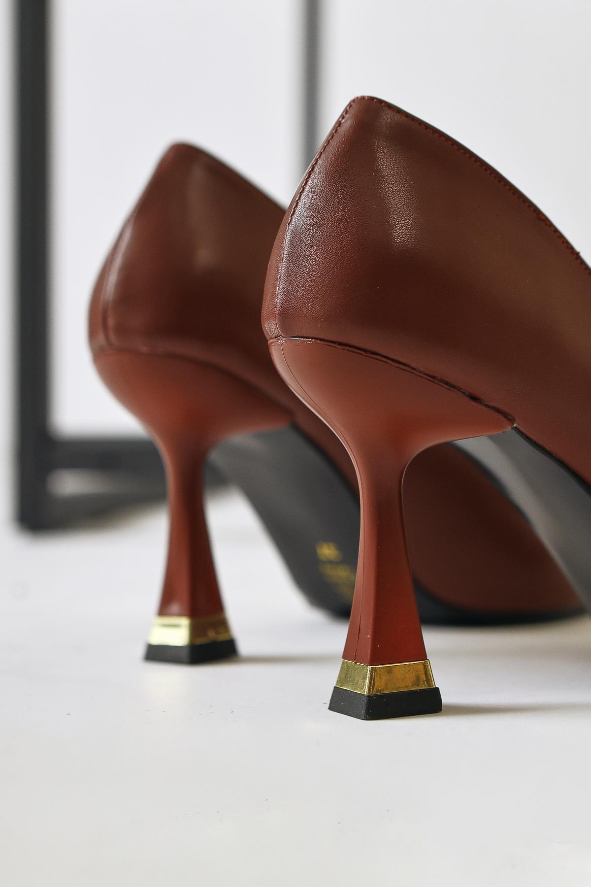 Lavina Bordo Bantlı Altın Topuk Detaylı Sivri Burunlu Stiletto