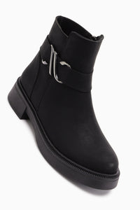 Birta Siyah Toka Detaylı Oval Burunlu Bot