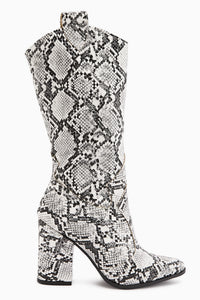 Keri Beyaz Yılan Desenli Asimetrik Kesim Topuklu Kısa Çizme