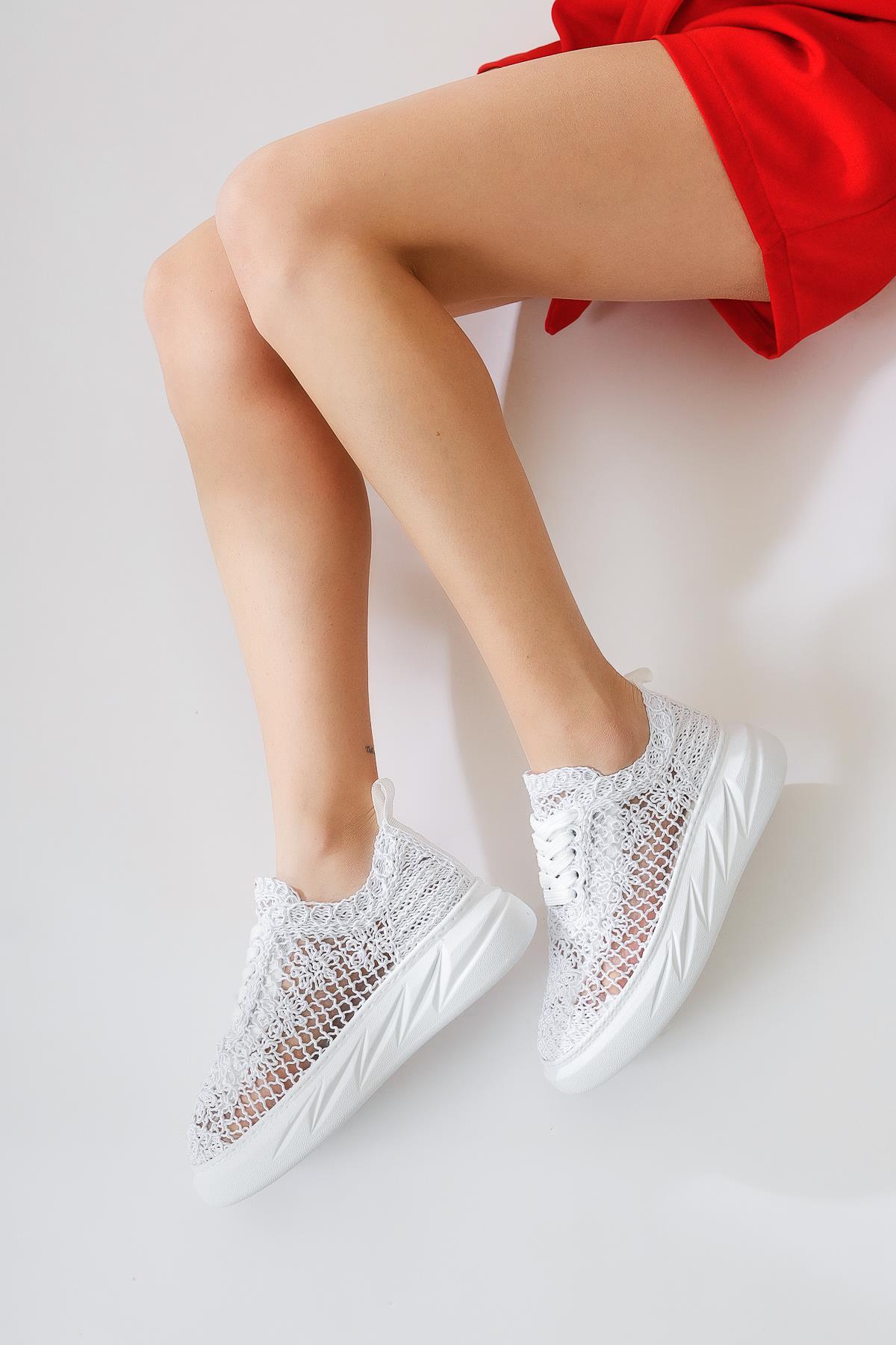 Anete Beyaz Triko Çiçek Nakışlı Bağcıklı Sneaker