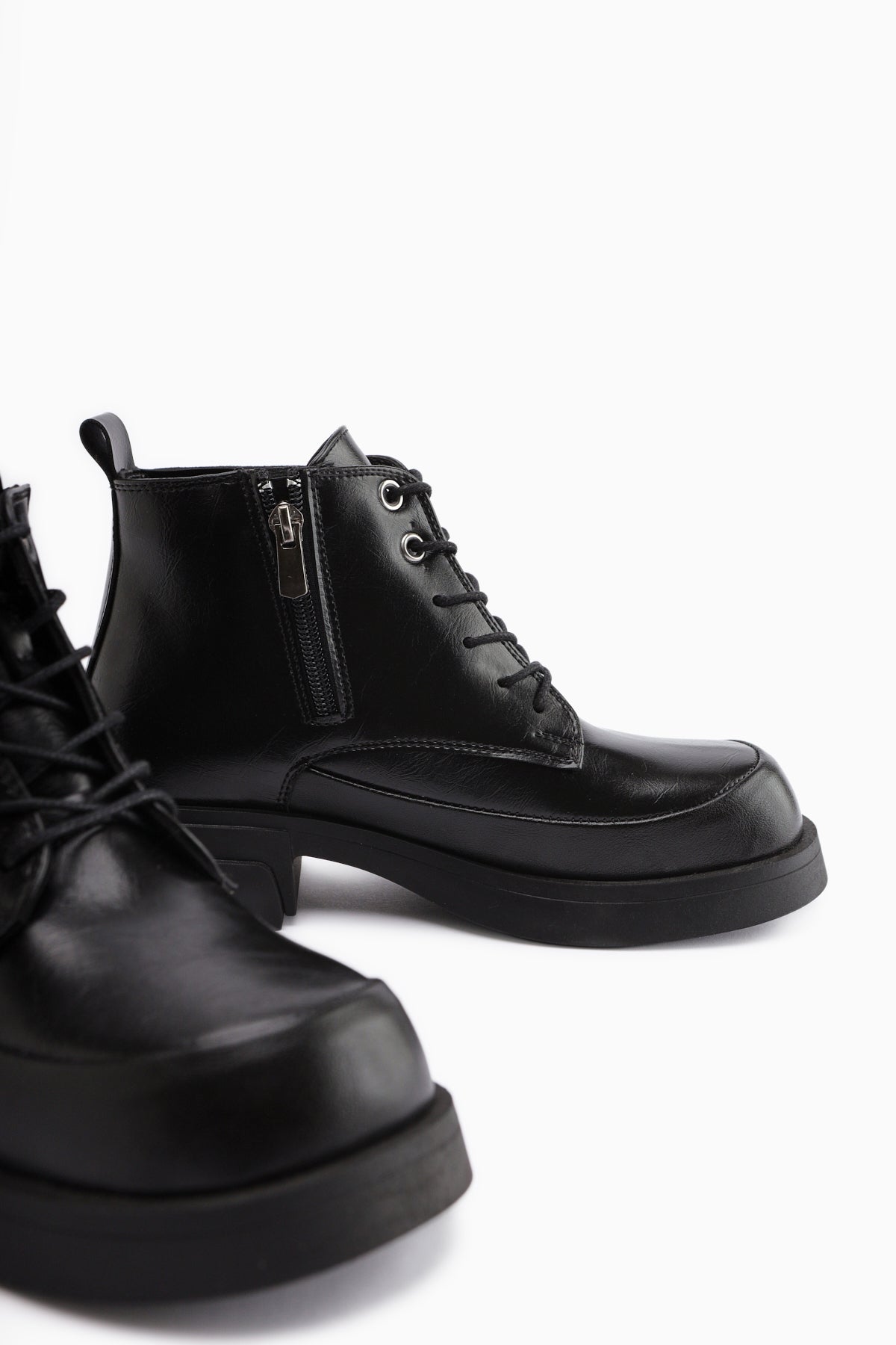 Luisa Siyah Bağcıklı Kadın Bot