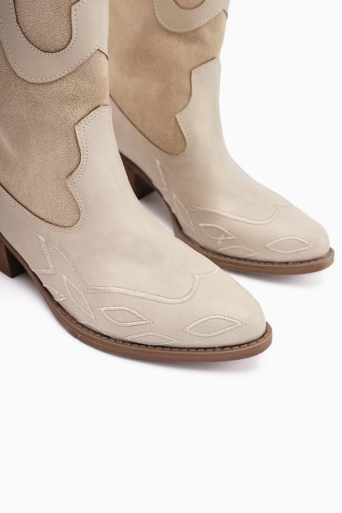 Maily Bej Süet Detaylı Nakışlı Sivri Burunlu Western Bot
