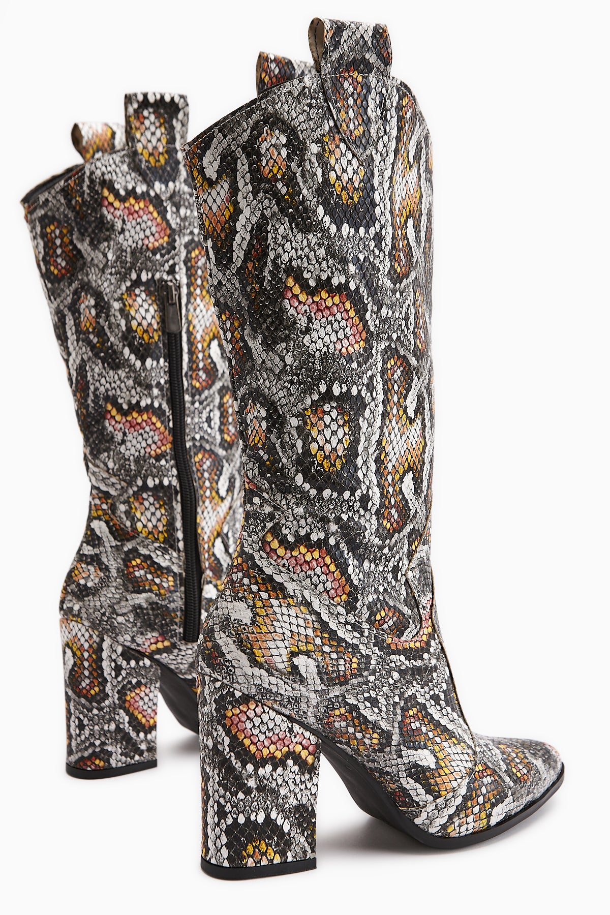 Keri Yılan Desenli Asimetrik Kesim Topuklu Kısa Çizme