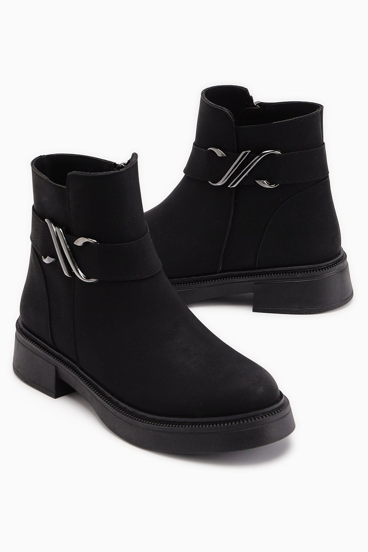 Birta Siyah Toka Detaylı Oval Burunlu Bot