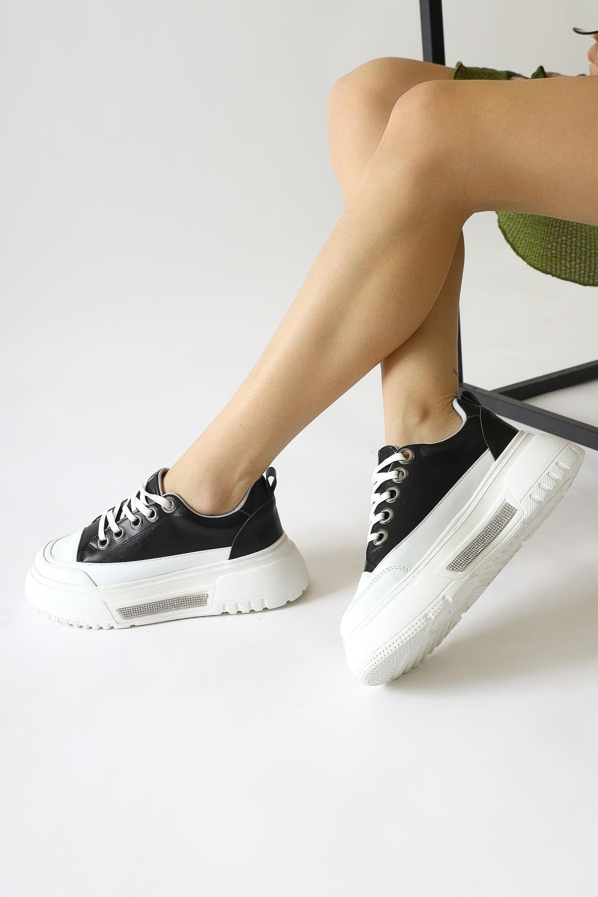 Rosella Siyah Kalın Tabanlı Taş Detaylı Bağcıklı Sneakers