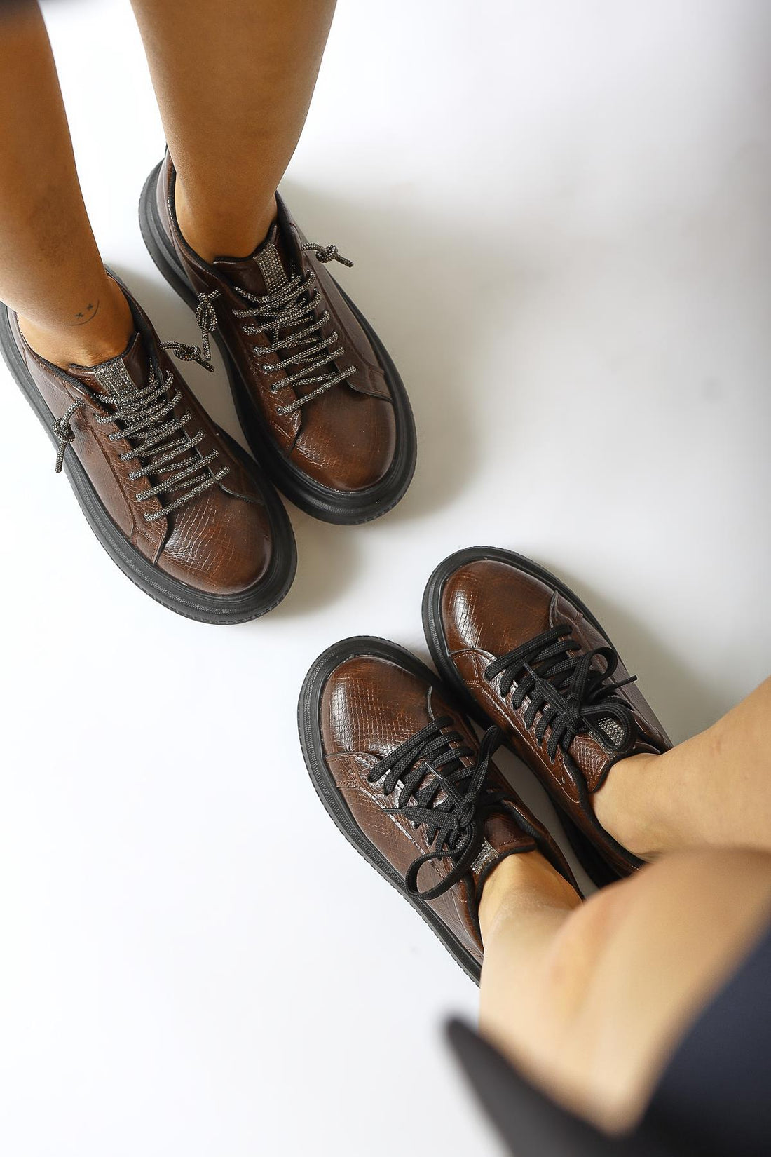 Shake Kahve Taş Detaylı Sneakers (Parlak Bağcık Hediyeli)