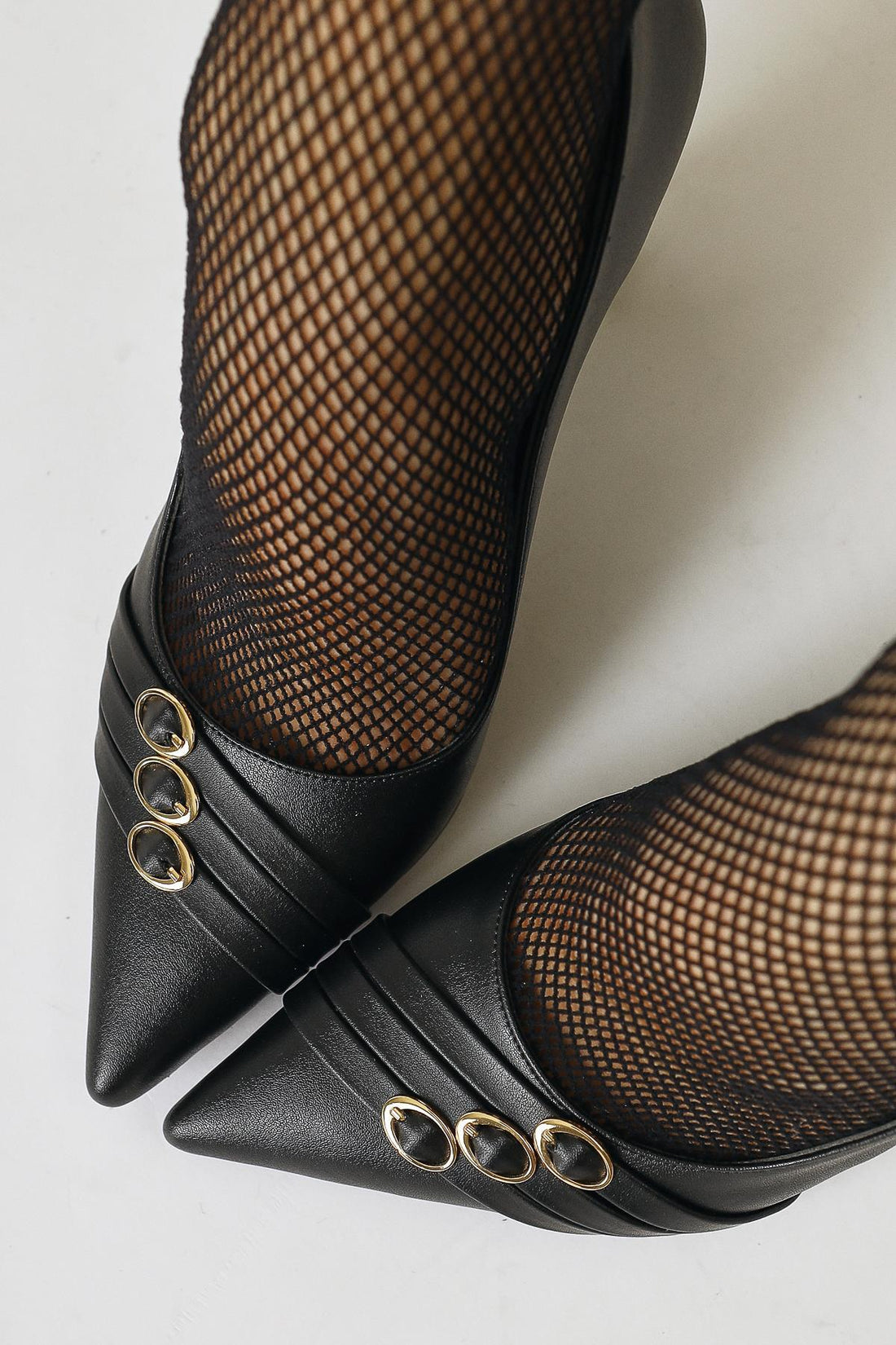 Lavina Siyah Bantlı Altın Topuk Detaylı Sivri Burunlu Stiletto