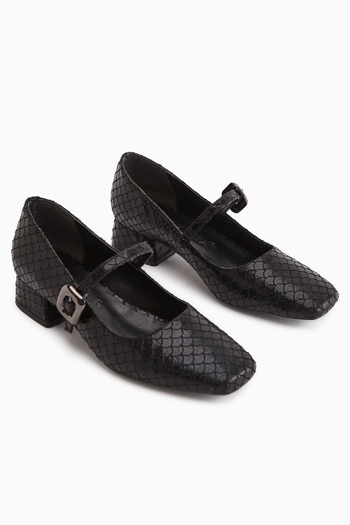 Abby Siyah Balık Pulu Dokulu Küt Burunlu Toka Detaylı Günlük Ayakkabı