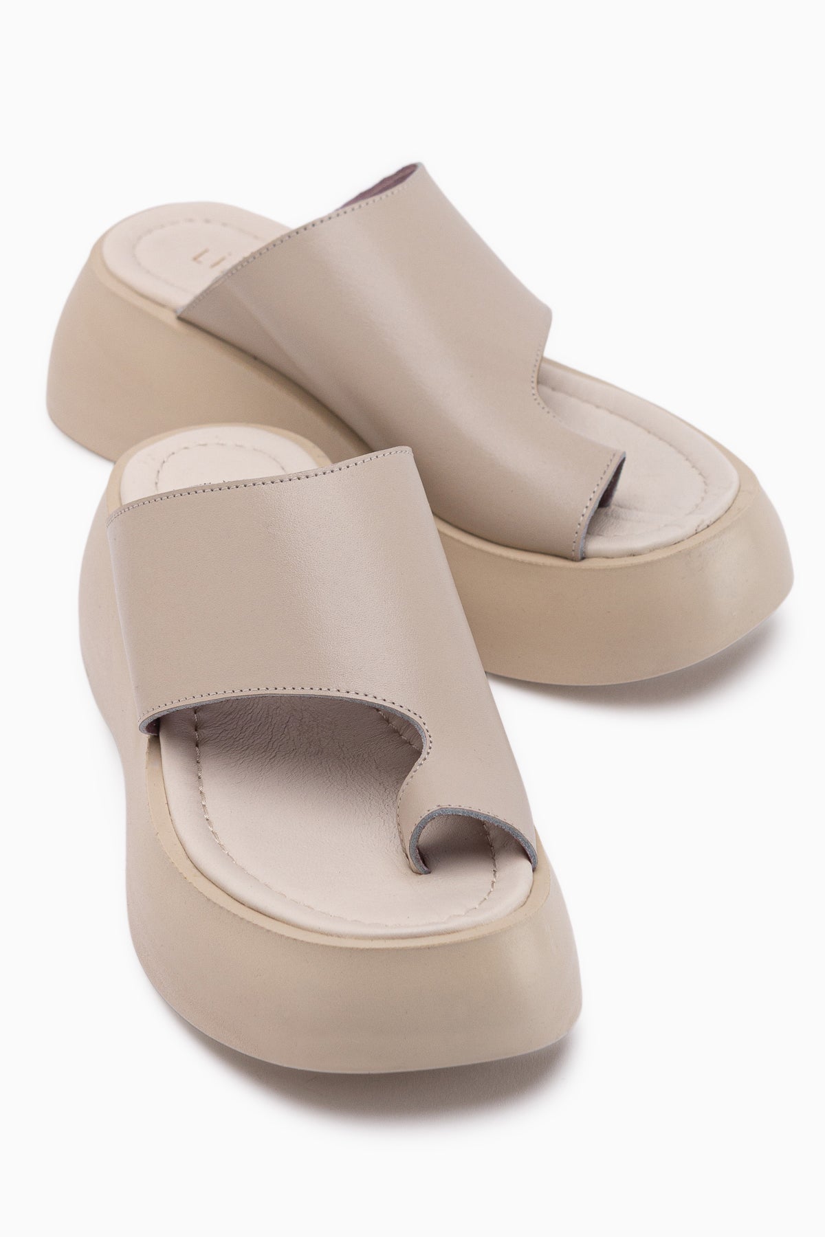 Carol Hakiki Deri Bej Parmak Arası Kadın Terlik