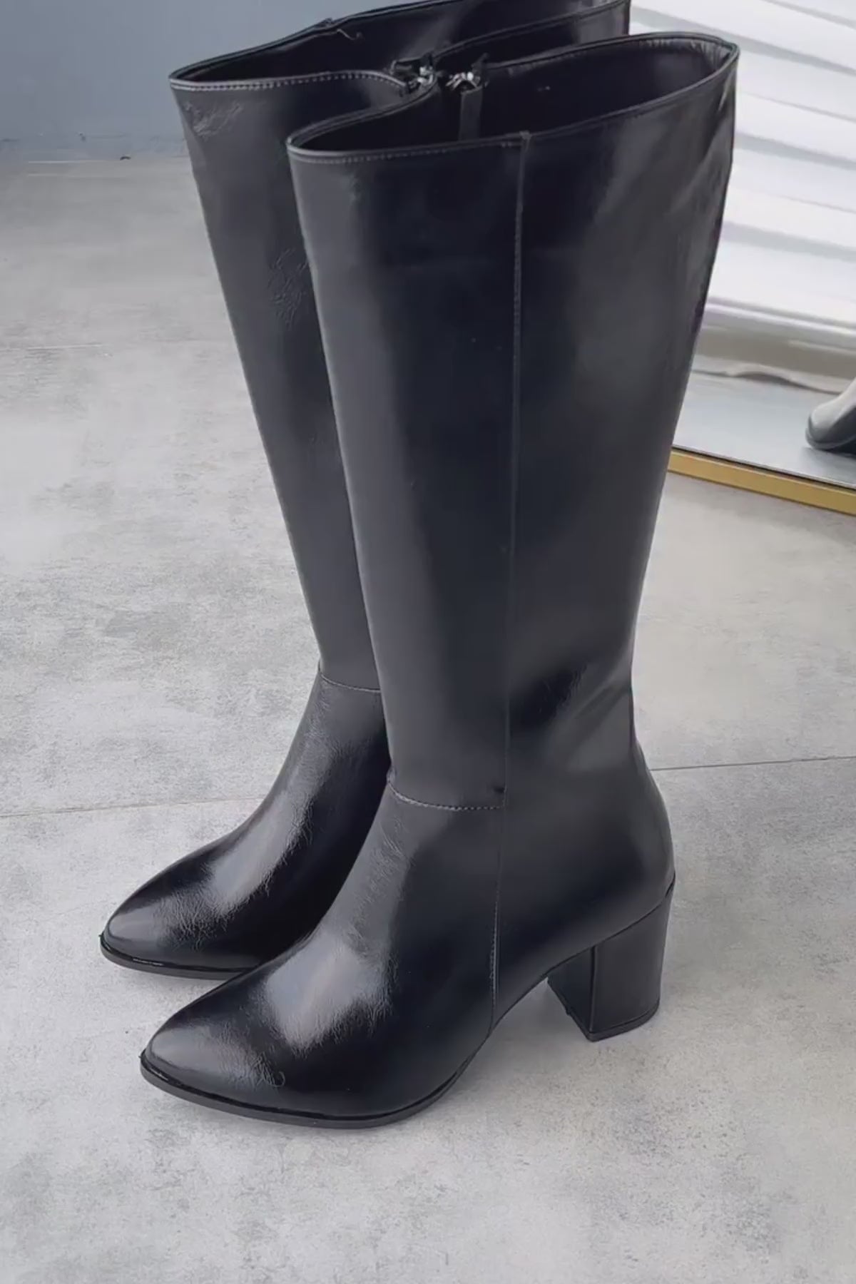 Tatum Siyah Kırışık Rugan Sivri Burunlu Orta Topuklu Çizme