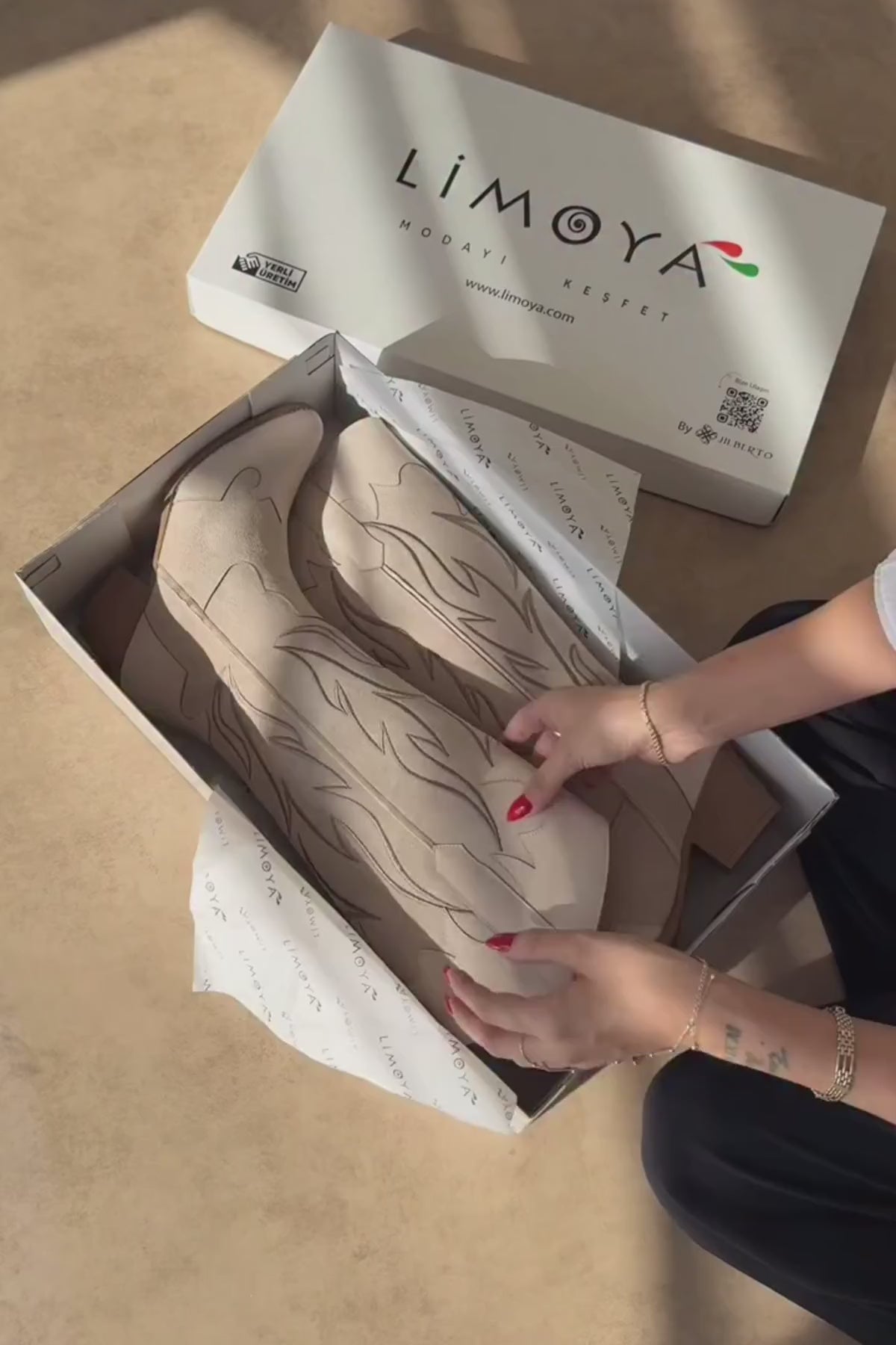 Bahar Bej Süet Nakışlı Deri Detaylı Topuklu Western Çizme