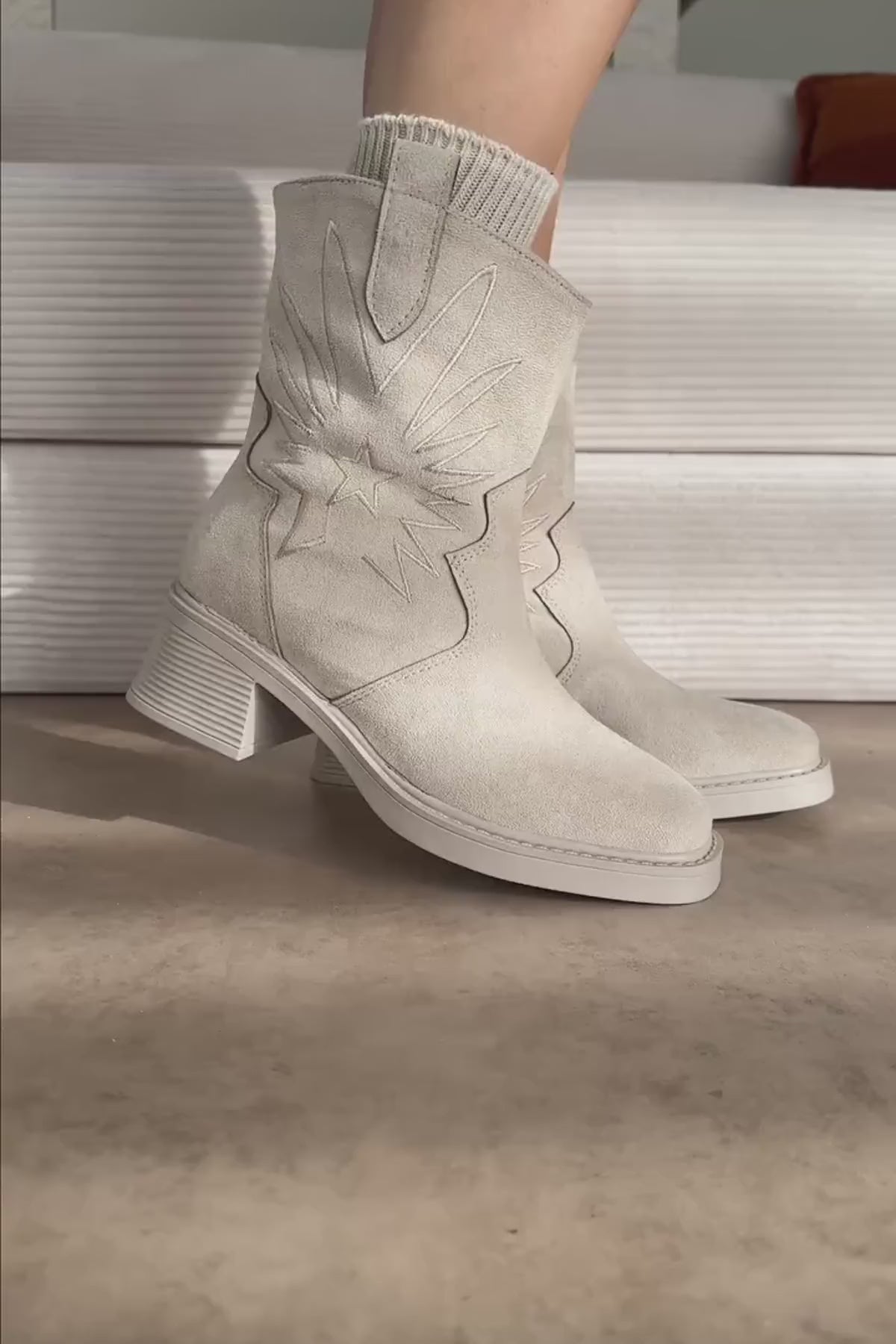 Anica Bej Süet Nakışlı Kadın Bot