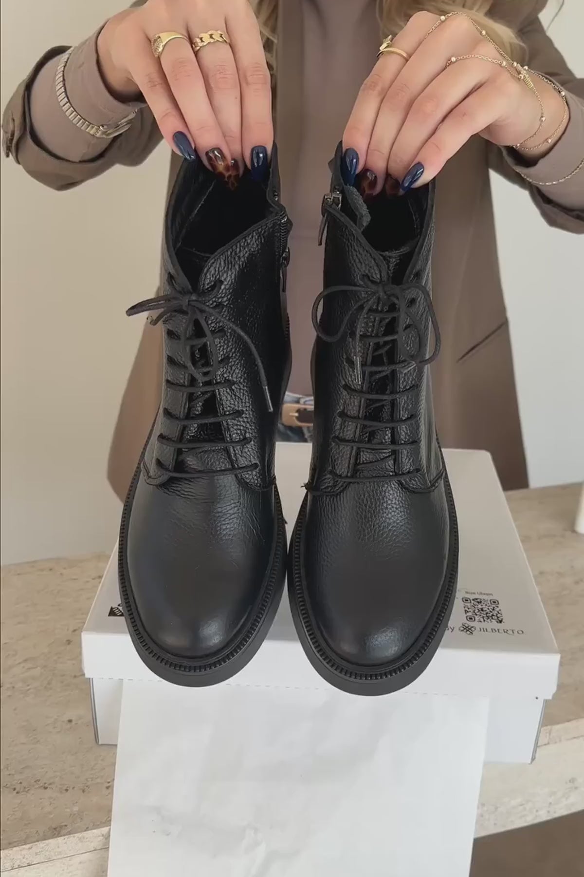 Karol Hakiki Deri Siyah Bağcıklı Kadın Bot