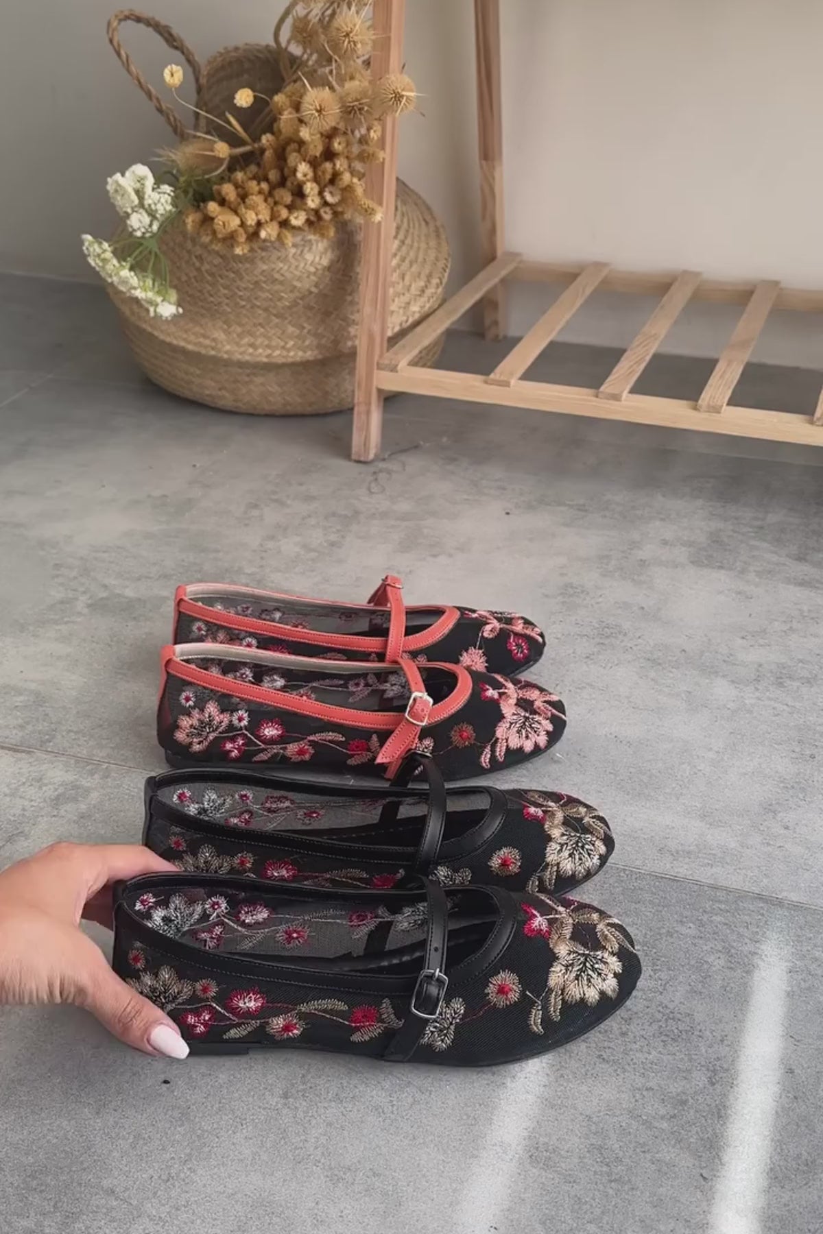 Jolin Siyah Nakışlı Tokalı Kadın Babet