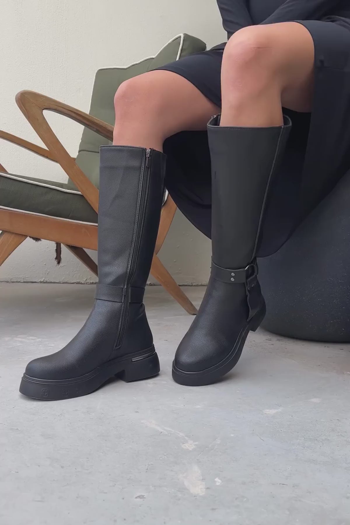 Lani Siyah Toka ve Zımba Detaylı Kalın Tabanlı Çizme