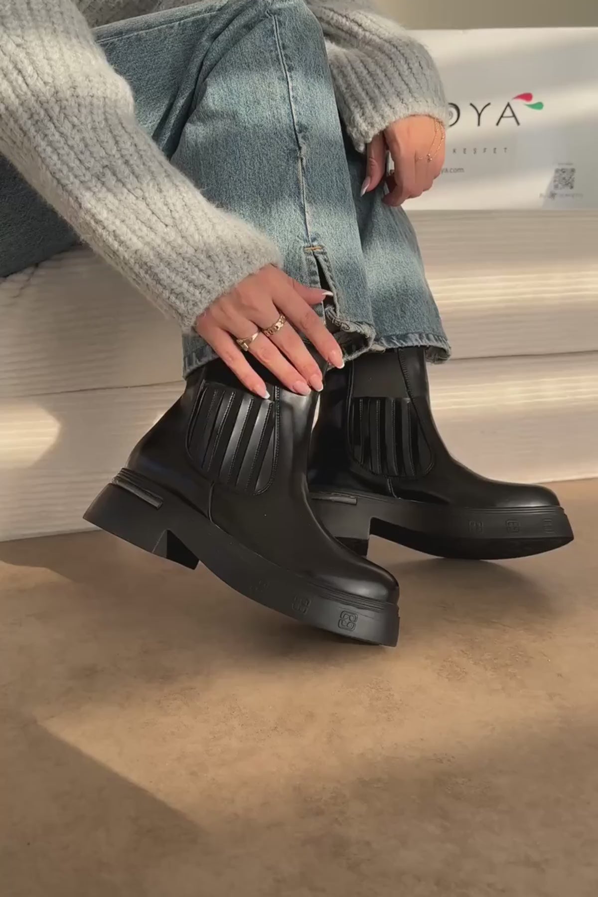 Pava Siyah Rugan Topuk Detaylı Çekme Bot