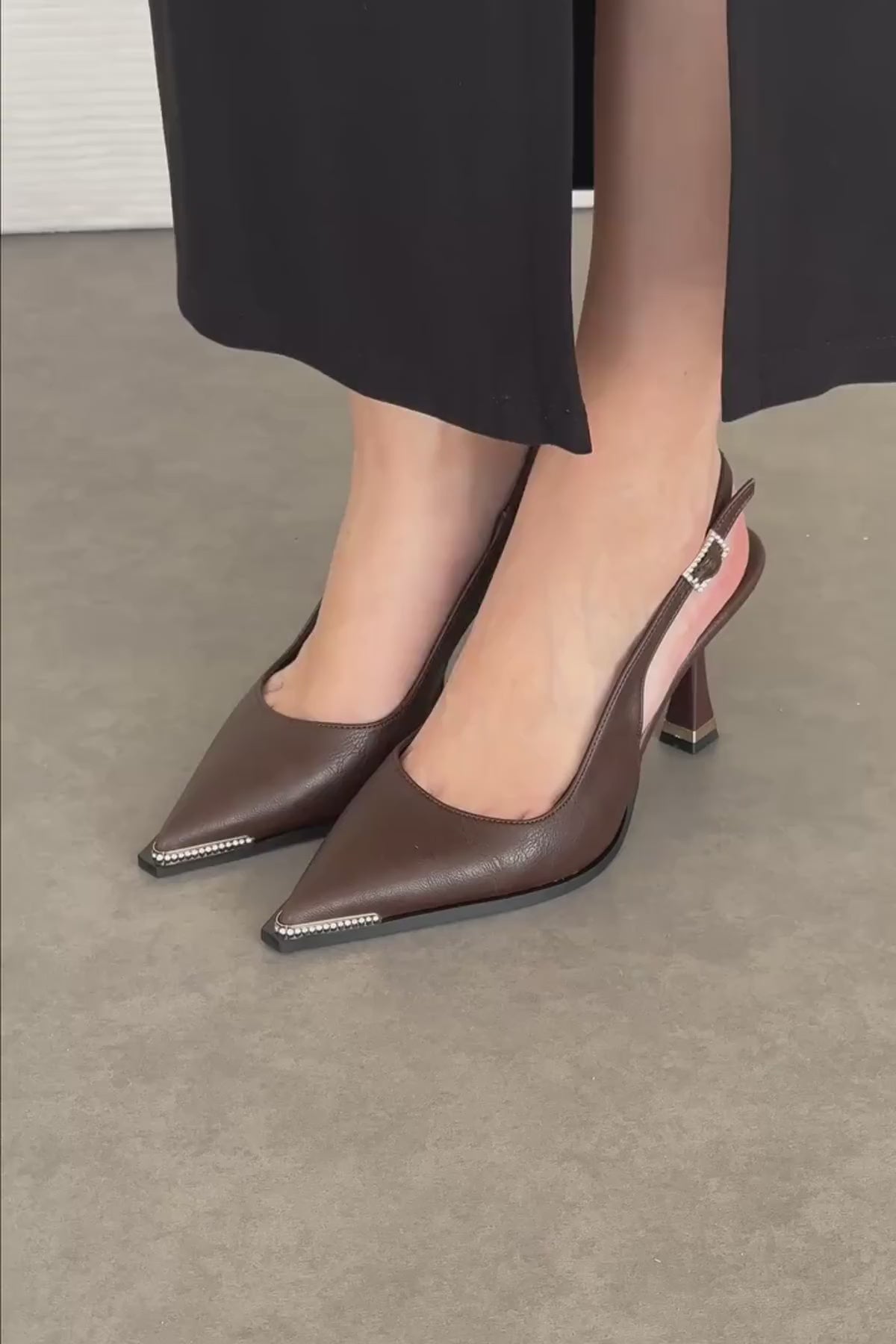 Vita Kahve Taş Detaylı Önü Kapalı Topuklu Kadın Ayakkabı